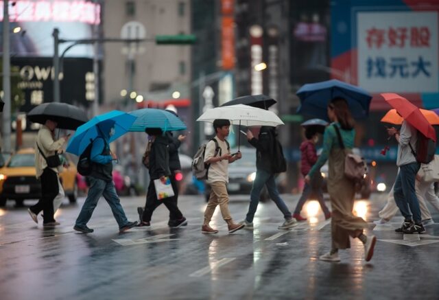 台灣新聞通訊社-鋒面、米克拉夾擊！中部以北今明防豪雨 周日雨勢減緩