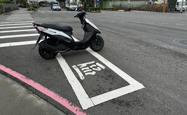 台灣新聞通訊社-高雄大寮迷你待轉格「機車半身在外」騎士傻眼：超奇葩