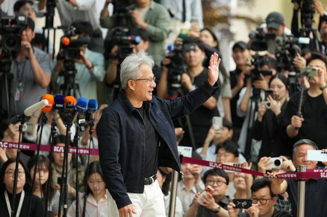 台灣新聞通訊社-黃仁勳抵韓掀暴動！預告「我準備了驚喜大禮」 第一站行程超接地氣