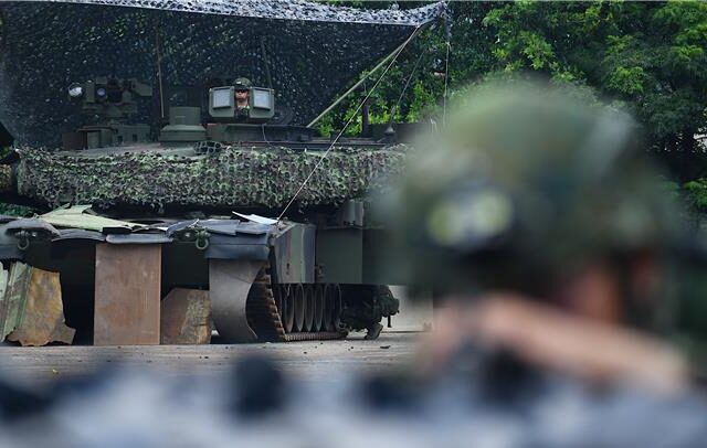 台灣新聞通訊社-M1A2T戰車太帥了   首度以「實戰化姿態」亮相！ 掛偽裝融入陣地