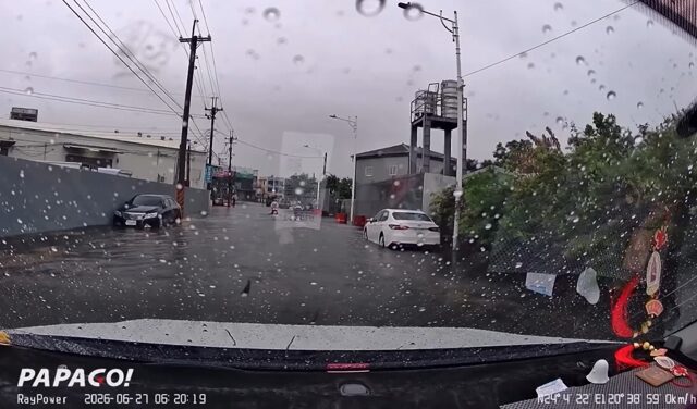 台灣新聞通訊社-「台中結界」失靈 凌晨雷雨狂轟 房子都在震