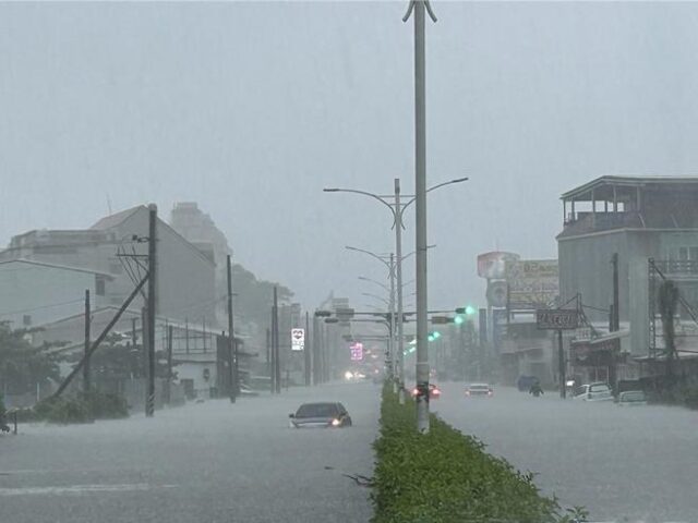 台灣新聞通訊社-雨炸不停！18縣市豪雨特報 高屏升超大豪雨 10氣象站雨量破500全在屏東