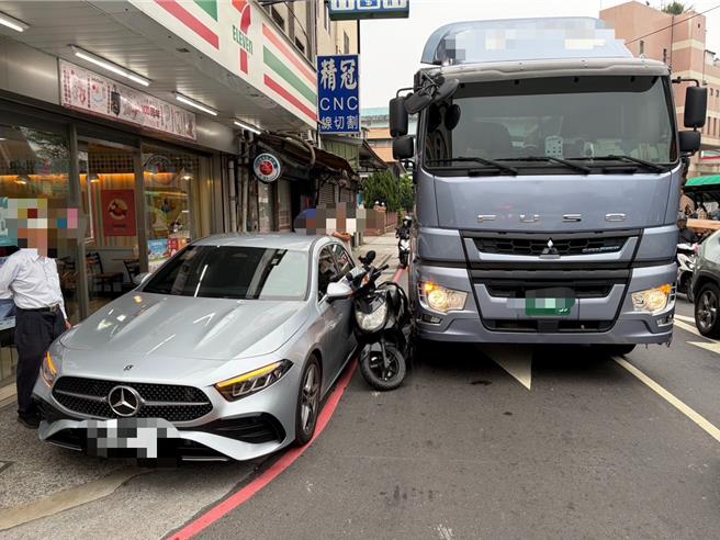 台灣新聞通訊社-阿北賓士車違停超商前 機車騎士擦撞險遭大貨車夾擊