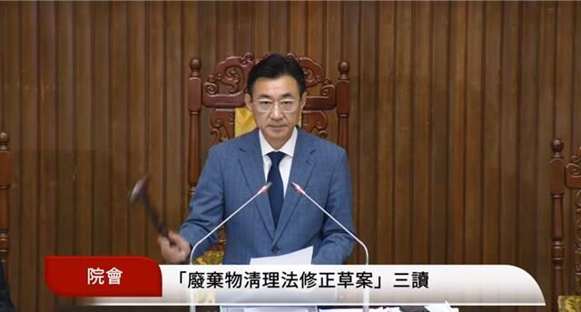 台灣新聞通訊社-立院修正廢棄物清理法納管光電板  亂丟最重關7年