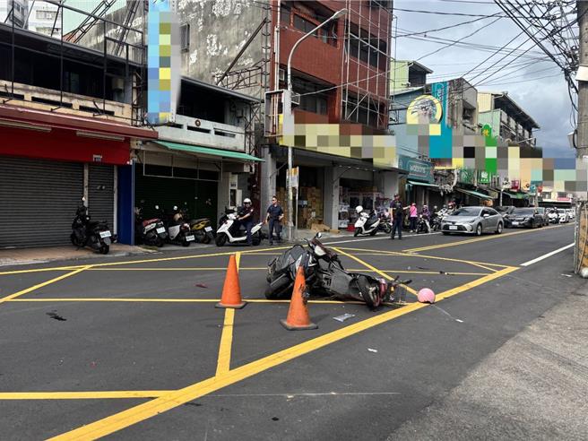 台灣新聞通訊社-快訊》左轉未禮讓！台中婦撞直行車「車毀人噴飛」　口鼻出血無心跳搶救中
