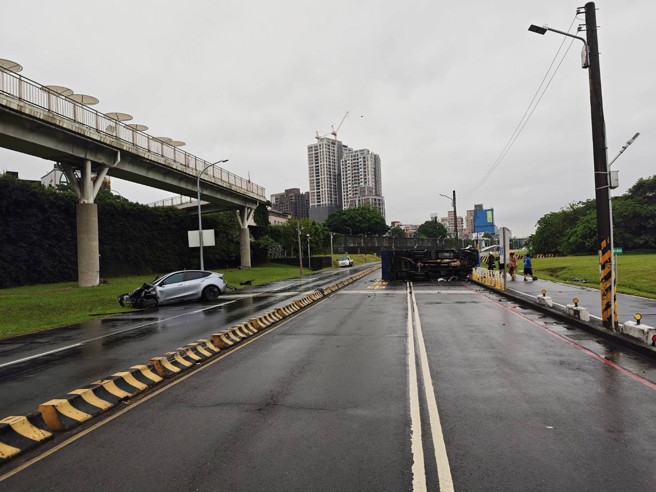 台灣新聞通訊社-天雨路滑失控跨越分隔島 新莊堤道2車對撞2人送醫