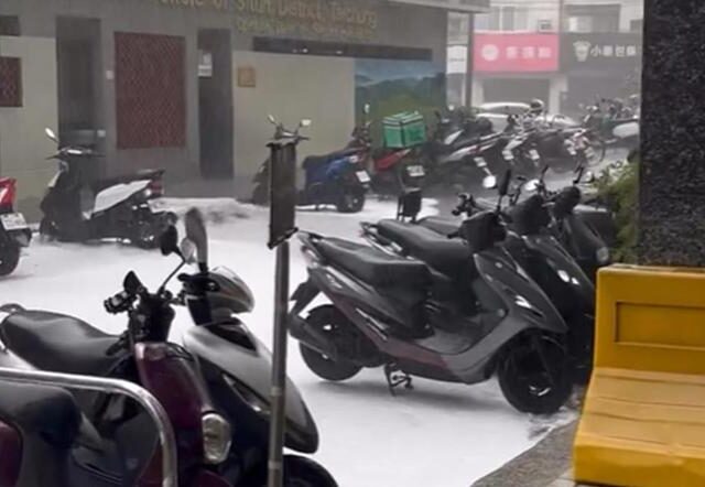 台灣新聞通訊社-台中逢甲大雨驚見「泡泡浴」淹路面 大樓消防設備故障惹禍