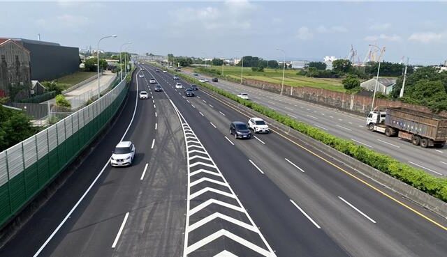 台灣新聞通訊社-中科通勤車潮塞后里匝道 國1標線3度調整、路肩開放再改善