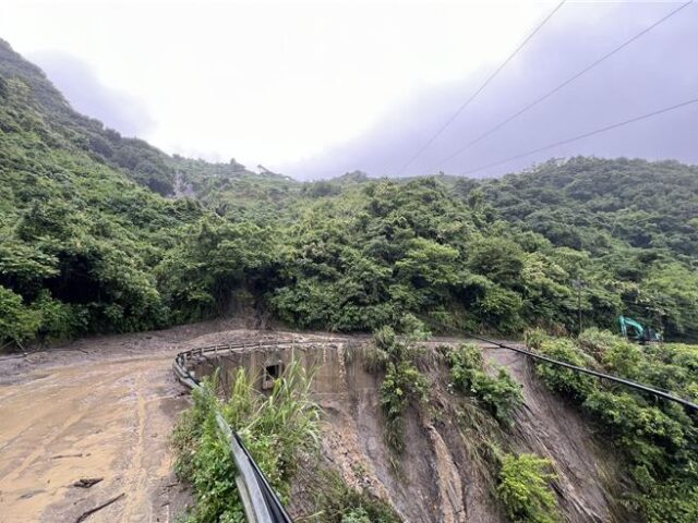 台灣新聞通訊社-南投力行道路再坍方！豪雨釀土石泥流 工務處籲改道