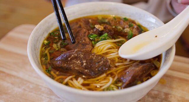 台灣新聞通訊社-愛吃牛肉麵 55歲運將慘變大白肺、腎衰竭 醫揭1關鍵