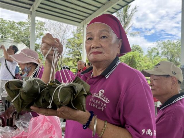 台灣新聞通訊社-20年沒包怕「整鍋泡湯」！台東馬蘭部落長者包肉粽重溫手感