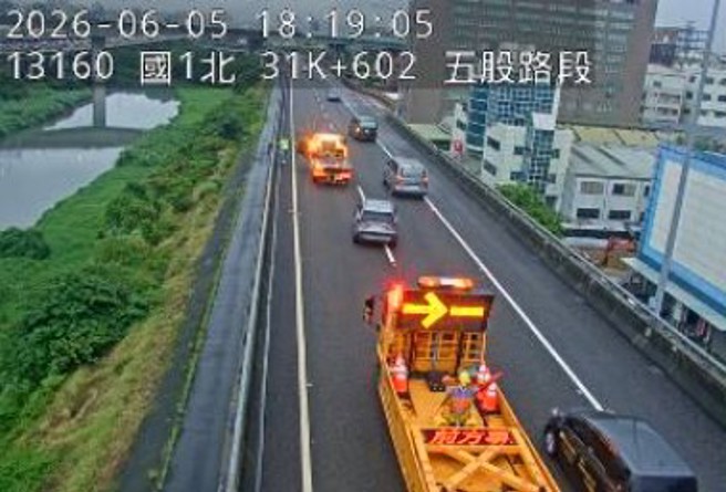 台灣新聞通訊社-快訊》國1高架五股段2車追撞 內側2線車道封閉車流回堵