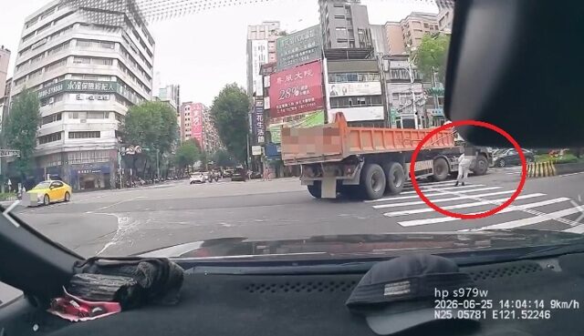 台灣新聞通訊社-驚恐瞬間！北市砂石車右轉  女行人衝進視線死角險喪命