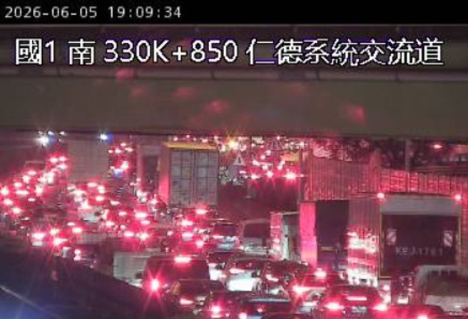 台灣新聞通訊社-快訊》國1仁德系統「重大車禍」 北上車潮塞爆