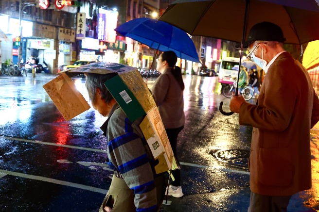 台灣新聞通訊社-低氣壓發威雷雨炸高屏！17縣市豪雨特報 2縣市1級淹水警戒