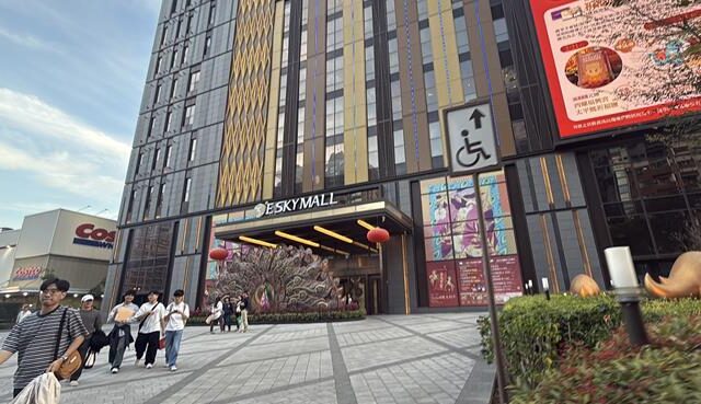 台灣新聞通訊社-直擊逃難潮！義享美食街傳「爆炸巨響」 民嚇壞：以為屍速列車