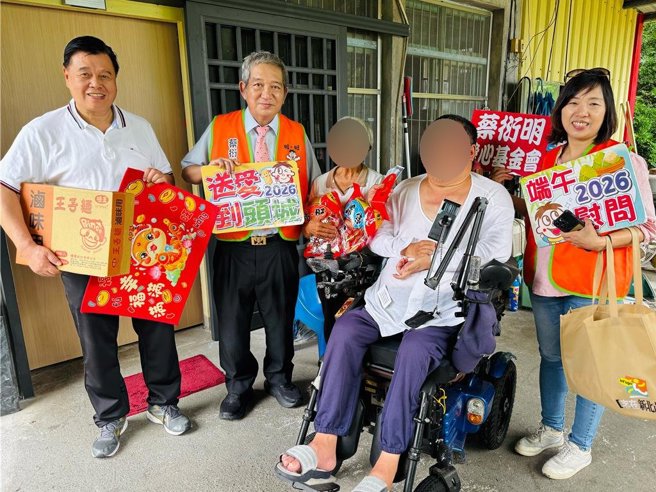 台灣新聞通訊社-33年不離不棄!8旬父母含淚照護癱瘓兒 蔡衍明基金會端午送暖