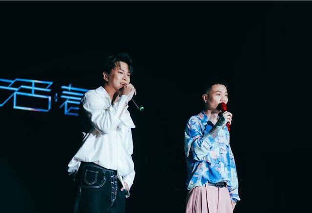 台灣新聞通訊社-蕭秉治圓夢擁有祈福小金豬　謝恩師兄五月天提攜