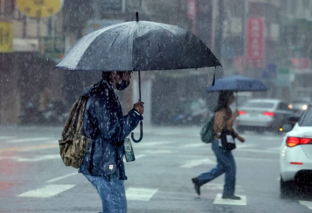 台灣新聞通訊社-快訊》暴雨狂灌 氣象署宣布啟動「大規模劇烈豪雨作業」