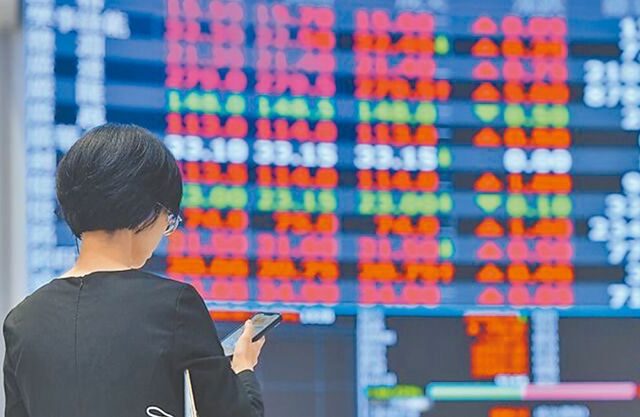 台灣新聞通訊社-台股收盤大漲412點！台積電重回2400元 尾盤爆近7千張買單