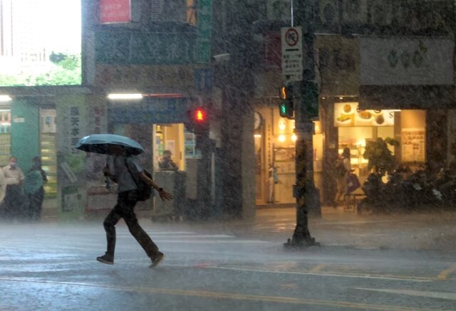 台灣新聞通訊社-致災雨勢未歇！氣象署示警劇烈雨區 超大豪雨轟高屏