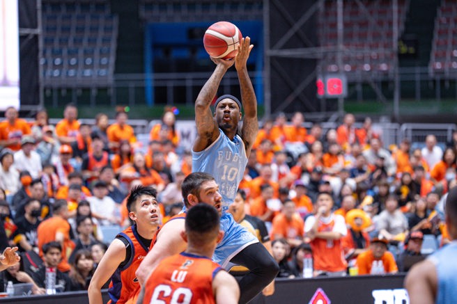 台灣新聞通訊社-PLG總冠軍賽》古德溫狂飆30分 勇士險勝領航猿率先開胡
