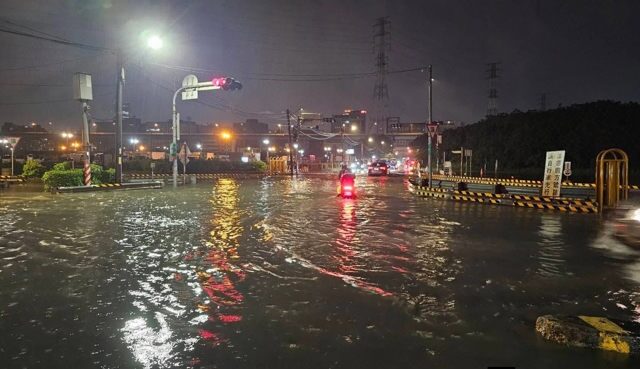台灣新聞通訊社-新北二重疏洪道深夜積淹水緊急管制　上班族通勤恐受影響