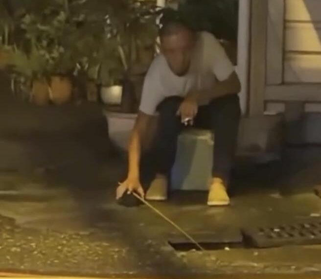 台灣新聞通訊社-喝完酒以為眼花！竟見「掀水溝蓋釣魚」 網笑翻：宜蘭水溝比魚塭還狂