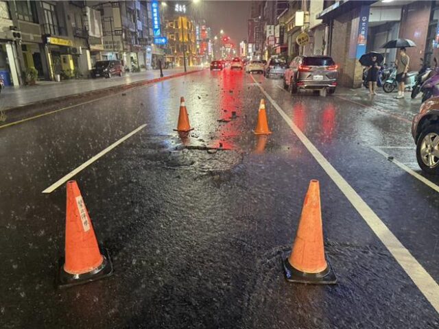 台灣新聞通訊社-台南市區晚間多處暴雨傳積淹水 中西區民生路疑下陷封路