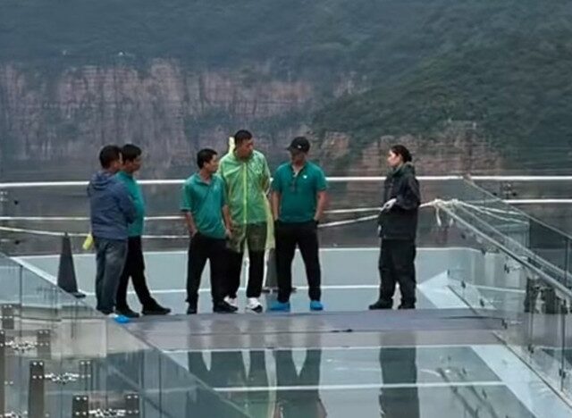 台灣新聞通訊社-紙糊的？男童傘尖刺破河南觀景台玻璃  工作人員急喊撤