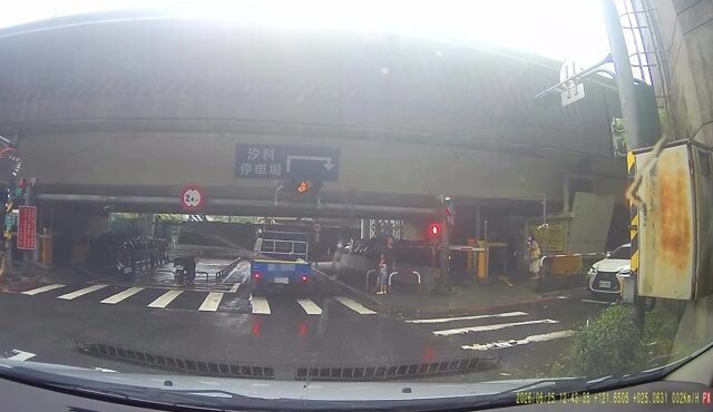 台灣新聞通訊社-撞擊瞬間曝光！小貨車硬闖汐科橋下 「天降水管」KO違停機車