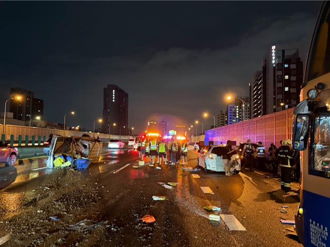 台灣新聞通訊社-國道高雄路段晚間兩大車禍 11車連環撞多人送醫