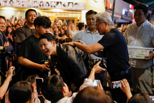 台灣新聞通訊社-黃仁勳訪韓掀追星潮 大四生開發追蹤網站爆紅 5天吸10萬點擊