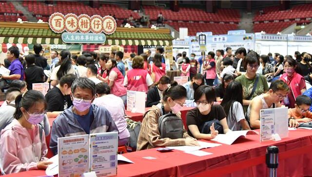 台灣新聞通訊社-台積電、聯電、美光齊聚搶人！AI職缺暴增4成 最高月薪10萬搶才