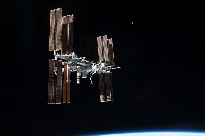 台灣新聞通訊社-ISS空氣洩漏量翻倍！NASA下令太空人進駐飛船待命撤離