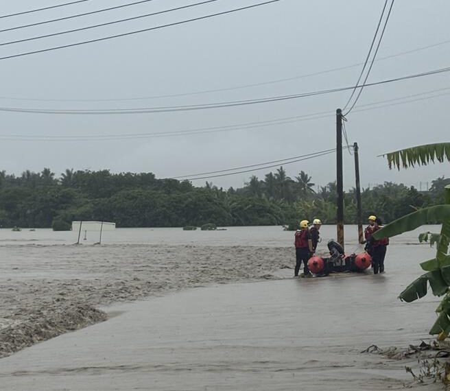 台灣新聞通訊社-雨炸南台灣！高雄三區多處遭淹沒 一家3口受困棄車逃