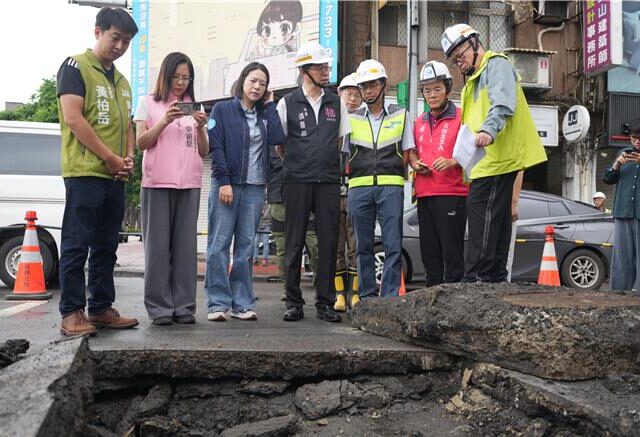台灣新聞通訊社-桃園汙水孔蓋氣沖路面 經國路裂開封路 張善政急勘災