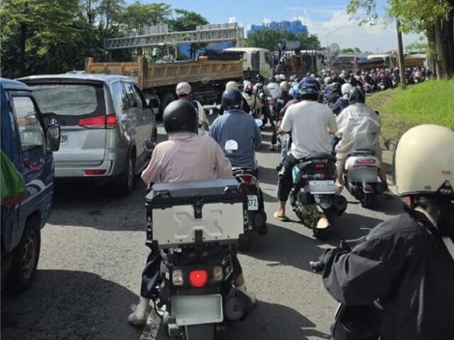台灣新聞通訊社-台積電200砂石車塞爆高雄 網怨「困楠梓百慕達」：遲到算誰的？