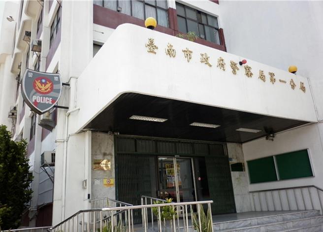台灣新聞通訊社-穿警褲逛廟會偷摸女舞者！台南劣警涉性騷 分局開鍘2大過免職