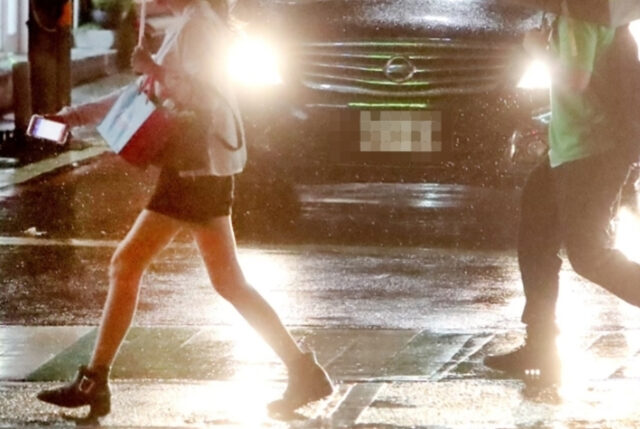 台灣新聞通訊社-金曲37》台北大雨突襲！紅毯積水「歌手險滑倒」 台視緊急回應了