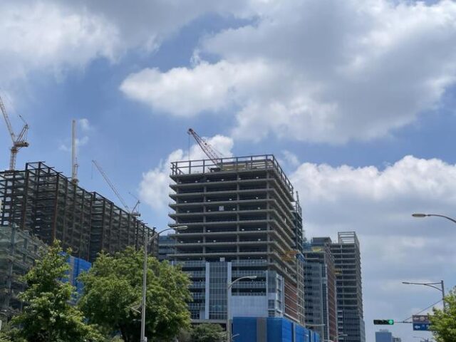 台灣新聞通訊社-你家老公寓還能等？北市都更「每坪成本差5萬」 建商哀號2大痛點