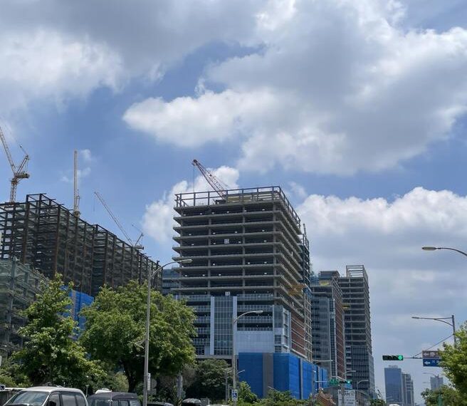 台灣新聞通訊社-你家老公寓還能等?北市都更「每坪成本差5萬」 建商哀號2大痛點