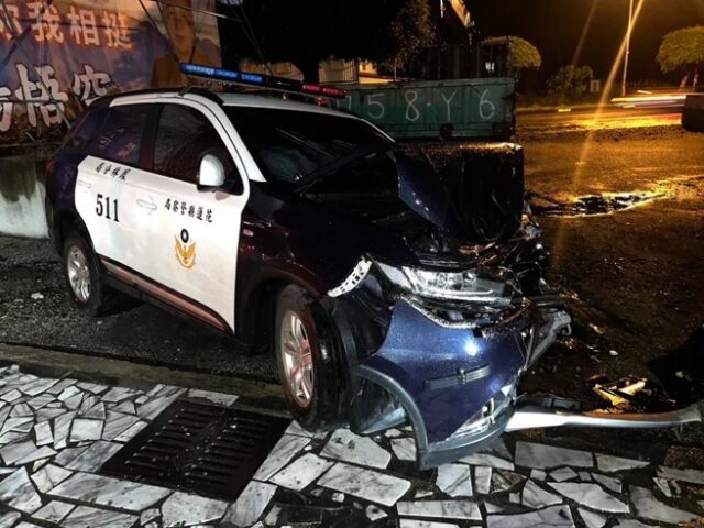 台灣新聞通訊社-花蓮警車等紅燈遭衝撞「全爛了」 貨車疲勞駕駛闖大禍