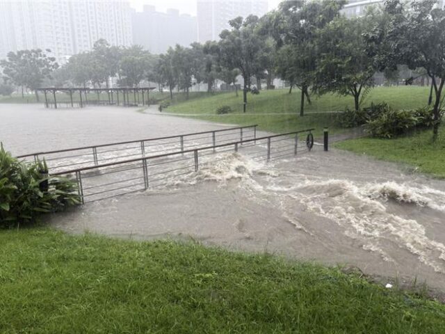 台灣新聞通訊社-竹北豪雨停班課撞段考急轉彎 家長崩潰：怎麼接小孩