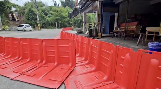 台灣新聞通訊社-花蓮萬里溪堰塞湖維持黃色警戒 鳳林住戶架設擋水板防洪