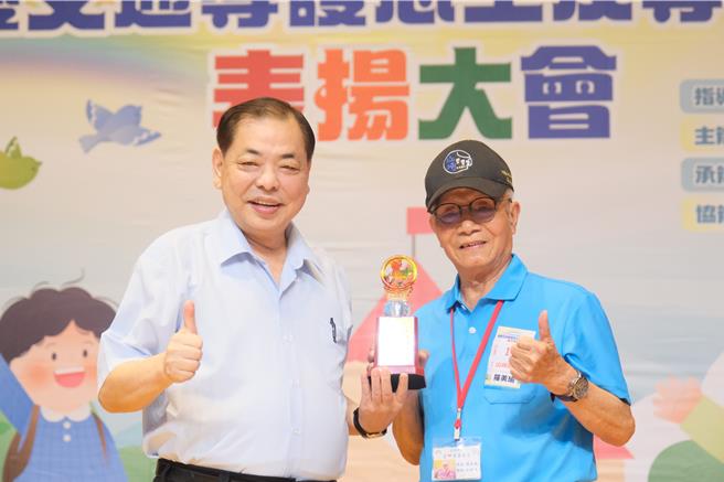 台灣新聞通訊社-竹縣人瑞阿公守護孩童就學路 導護工作深藏快樂秘訣