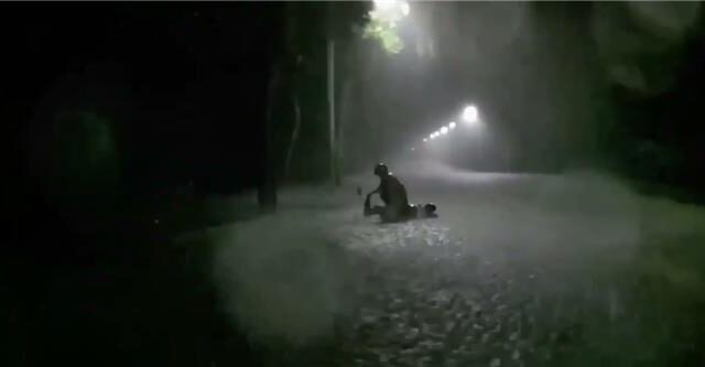 台灣新聞通訊社-半夜雷雨炸醒澎湖！3小時狂灌160毫米 道路成河警抱傷者脫困