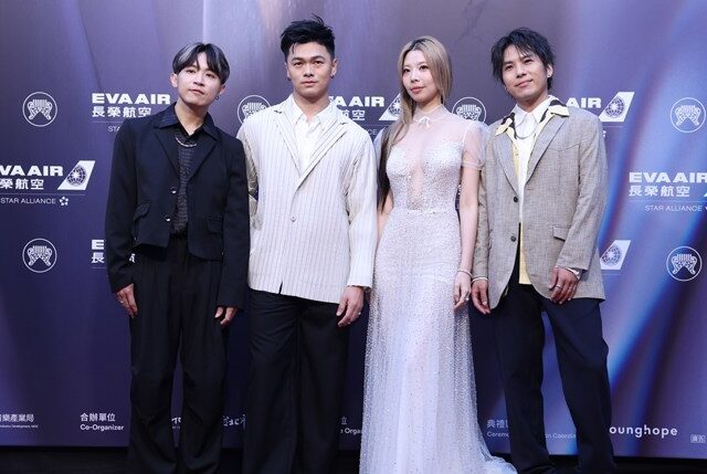 台灣新聞通訊社-金曲37》甜約翰女主唱火辣裝扮登紅毯！半透薄紗深V開到肚臍