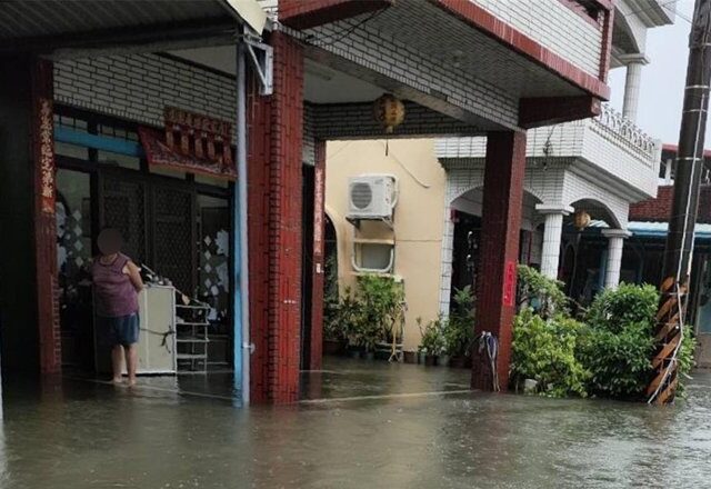台灣新聞通訊社-雨停了水還在！屏東新園鄉積水未退 阿嬤無奈苦守家門