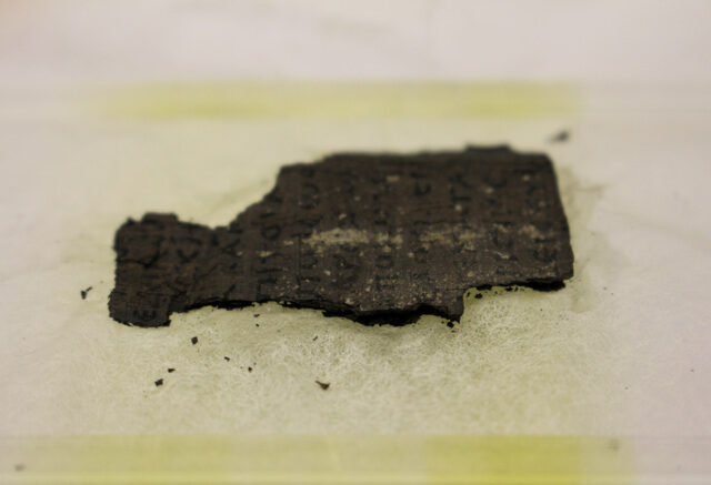 台灣新聞通訊社-歷史性突破！AI首度完整虛擬展開維蘇威火山2千年碳化古卷